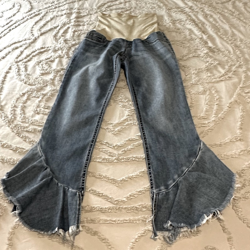 Jessica Simpson Maternity Ruffle Flair Capri Jeans. Size Small.
